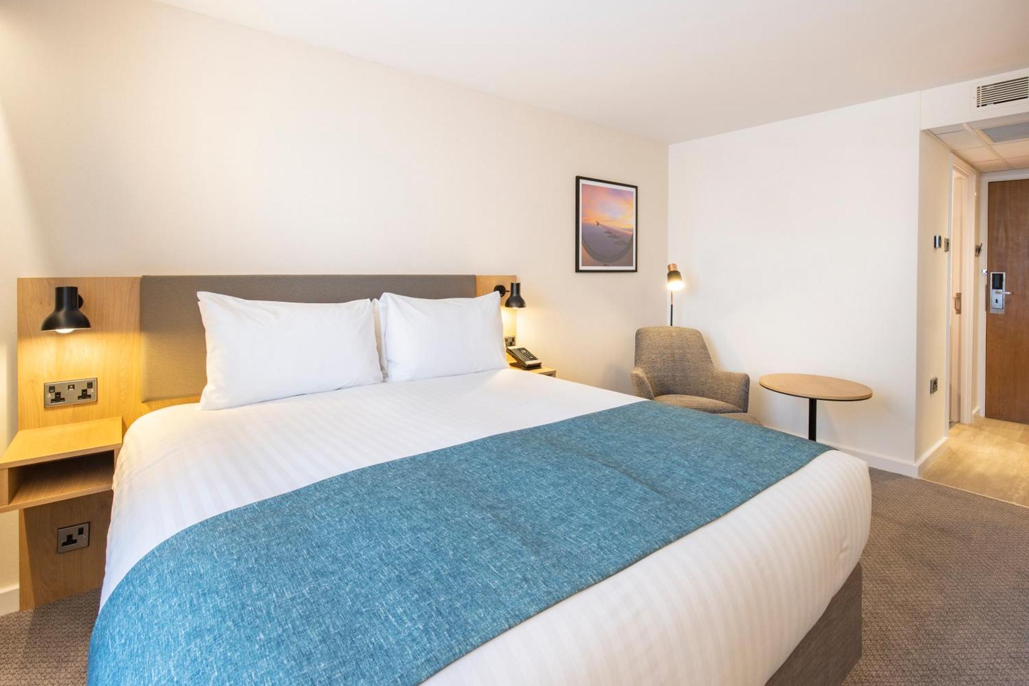 Holiday Inn Bristol Airport By Ihg Redhill  Bagian luar foto