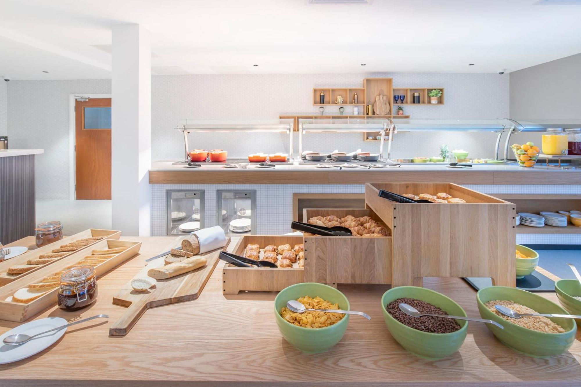 Holiday Inn Bristol Airport By Ihg Redhill  Bagian luar foto