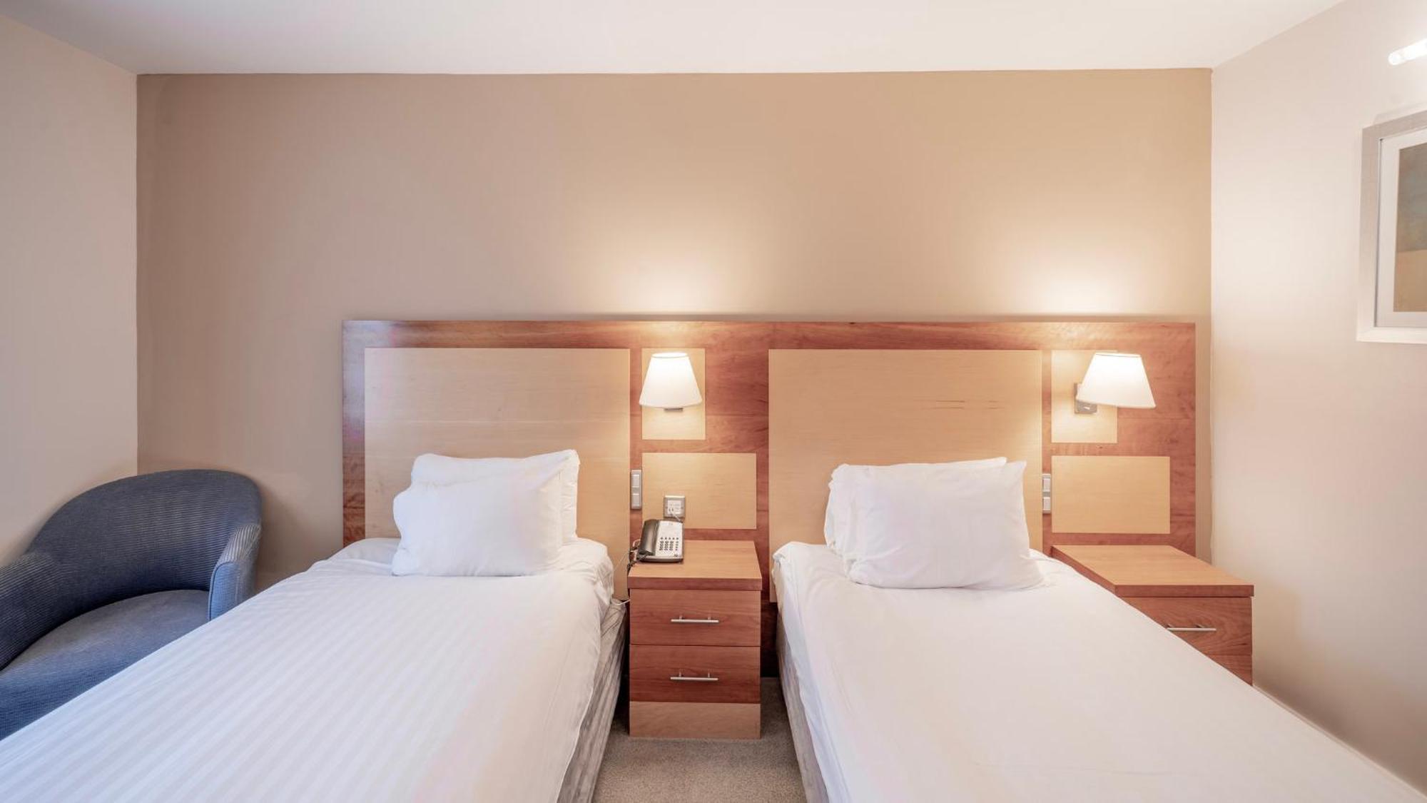 Holiday Inn Bristol Airport By Ihg Redhill  Bagian luar foto